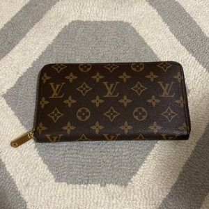 Womens leather Zip around wallet